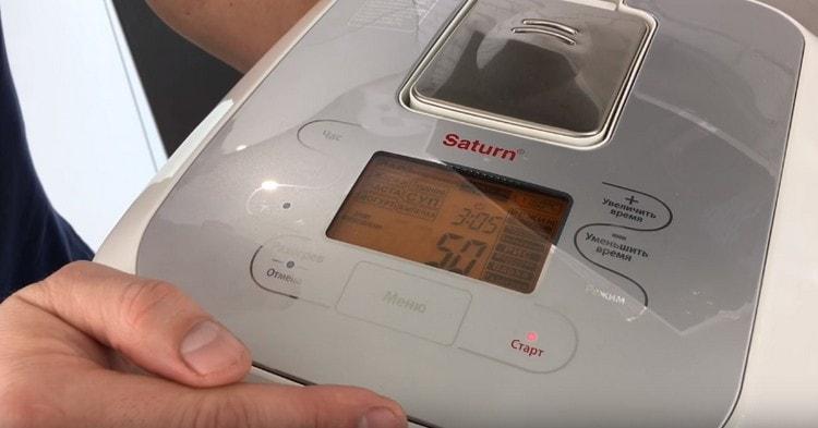 En sådan tårta bakas i en långsam spis i 50 minuter.