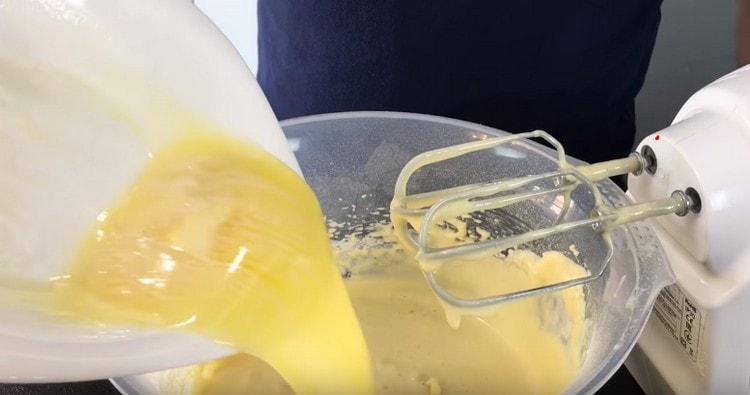 Tillsätt smält smör i degen.