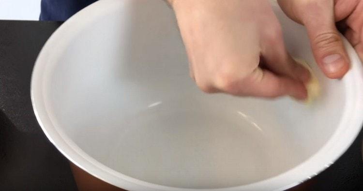 Smörj multikokeskålen med olja.