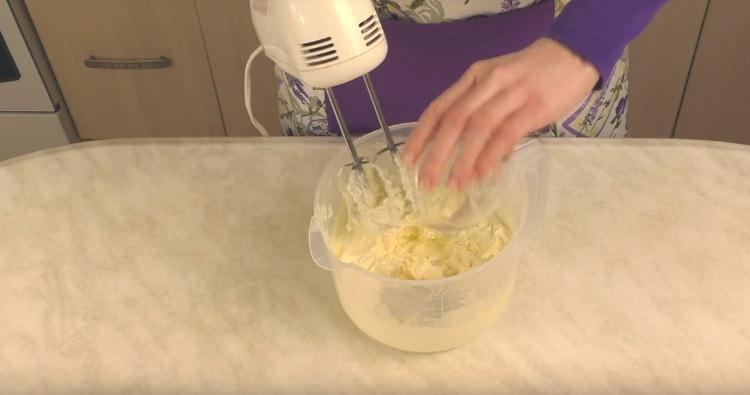 Tilsæt vaniljesukker til oljemassen.