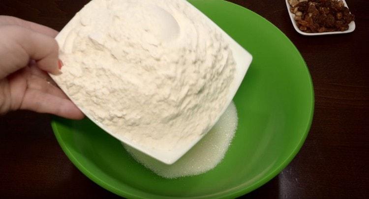 Într-un bol, amestecați zahărul cu făina și praful de copt.