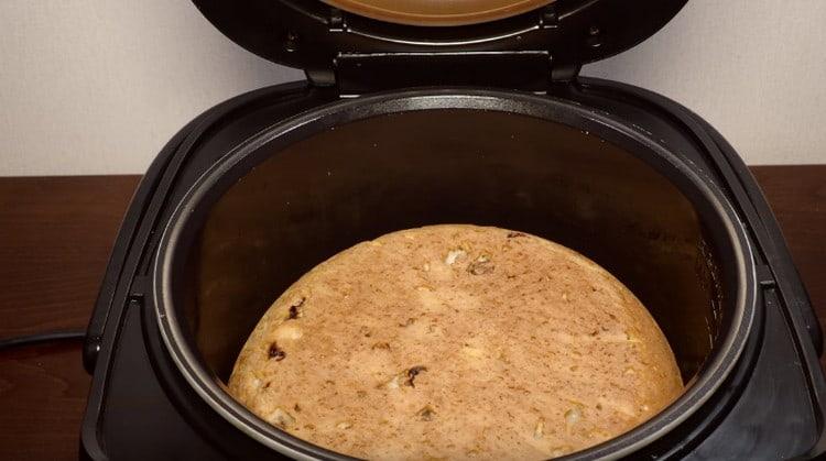 Întoarceți cupcake-ul pe cealaltă parte, îndepărtând pergamentul.