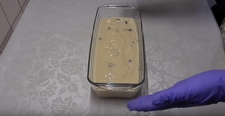 Turnați aluatul într-o formă unsă.