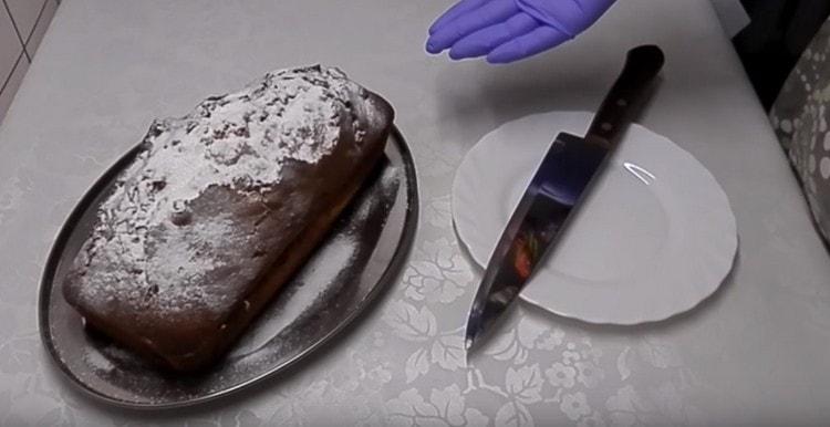 Produsele de patiserie gata pot fi presărate cu zahăr pudră.