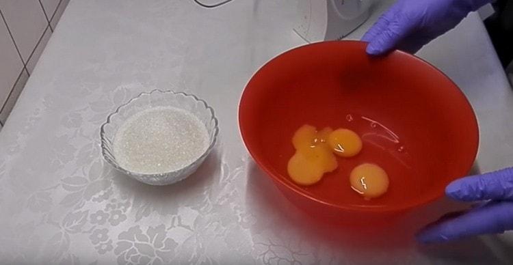 Batem ouăle într-un bol.