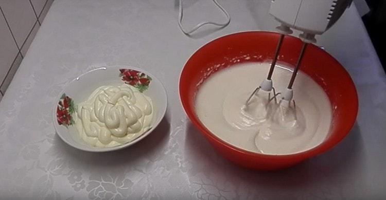 Bateți ouăle cu zahărul până când se obține o masă ușoară pufoasă.