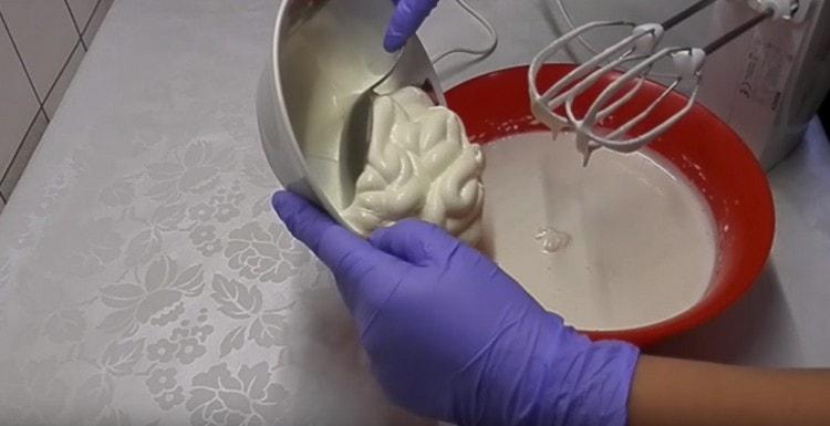 Adăugați maioneza în masa ouălor și bateți-o din nou.