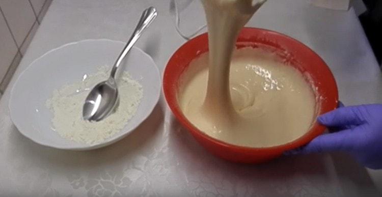 Aluatul trebuie să se asemene, prin consecvență, cu o masă pentru prepararea prăjiturilor.