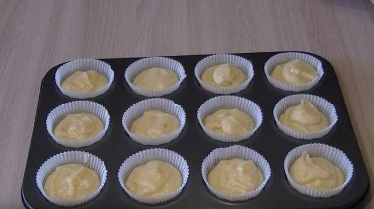 Umplem formele de cupcake cu aluat.