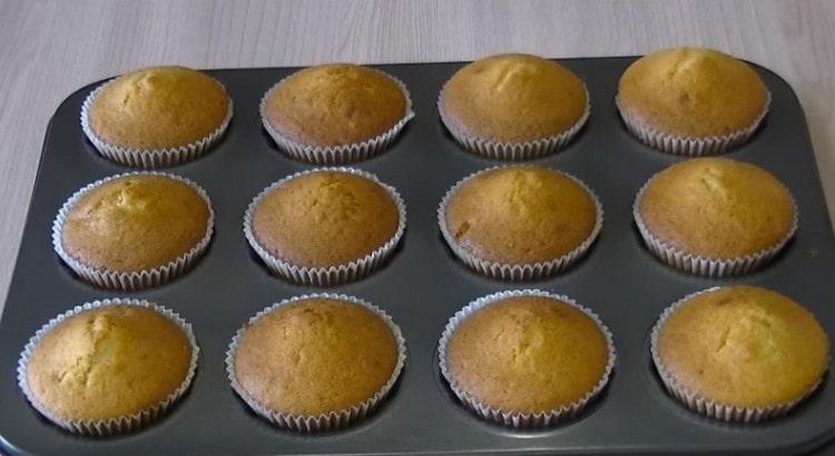 un astfel de cupcake în lapte poate fi făcut mare.