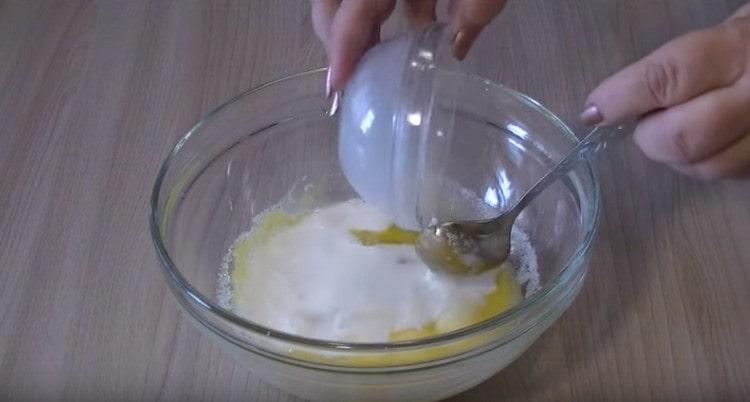 Adăugați și lapte.