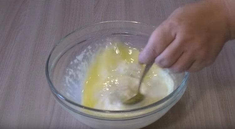 Se amestecă masa astfel încât bomboanele să se dizolve.