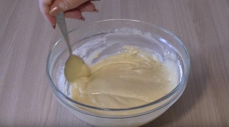 Amestecă aluatul până este neted.