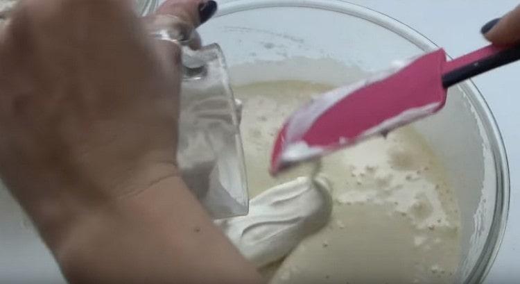 Tillsätt gräddfil och vaniljesocker i äggmassan.