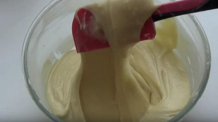 Knåda en tjock deg.