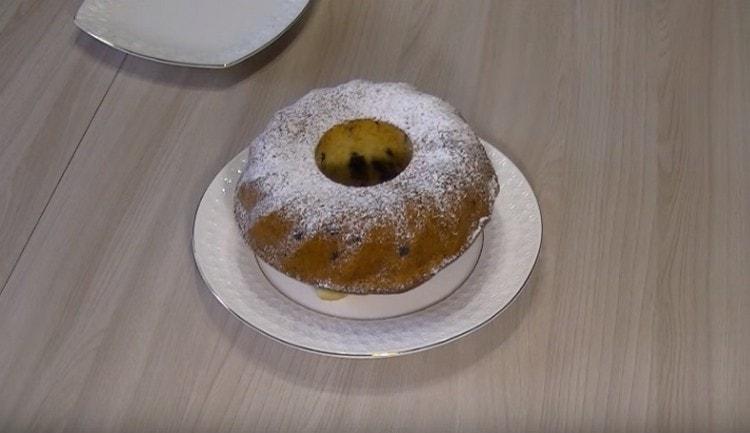 Un tort pregătit conform unei astfel de rețete pe smântână poate fi decorat suplimentar cu zahăr glaziv.