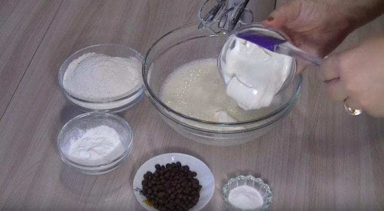 Adăugați smântână în masa ouălor.