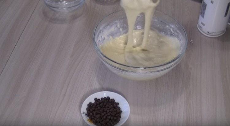 Bateți aluatul cu un mixer.