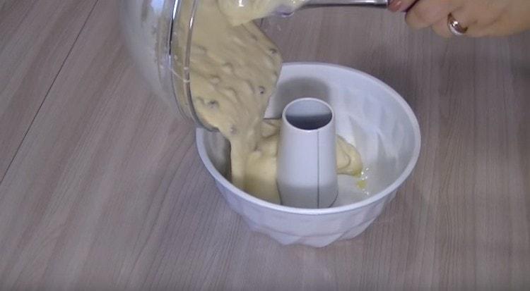 Turnați aluatul în formă și trimiteți-l la cuptor.