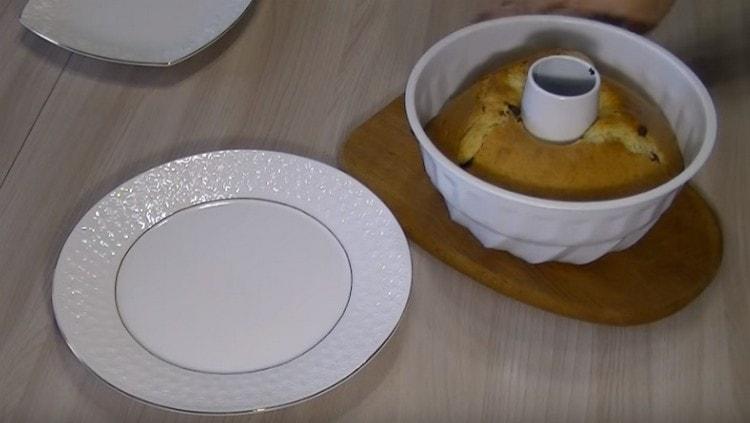 Aproximativ 10 minute, tortul trebuie să stea nemișcat.