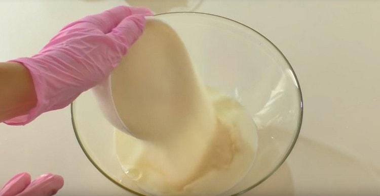 Tilsæt salt og sukker.