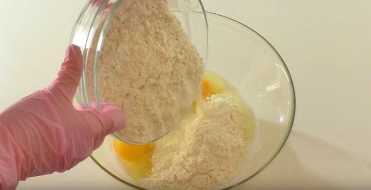 Tilsæt også mel i skålen.