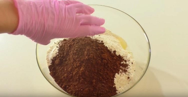 Tilsæt kakao efter melet.