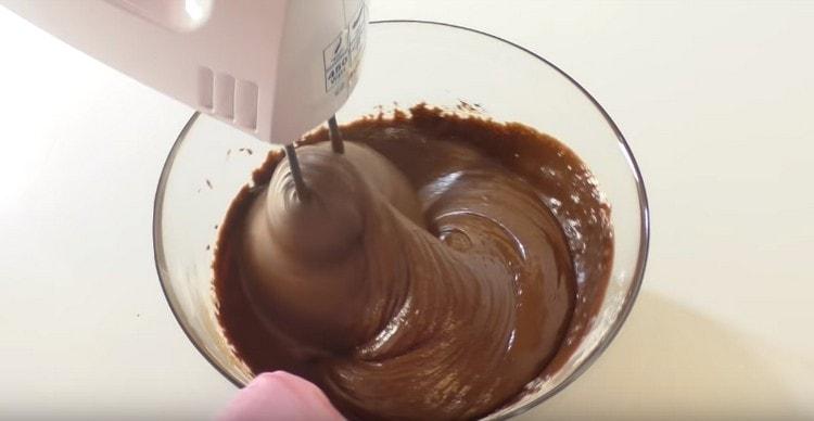 Pisk dejen med en mixer, indtil den er glat.