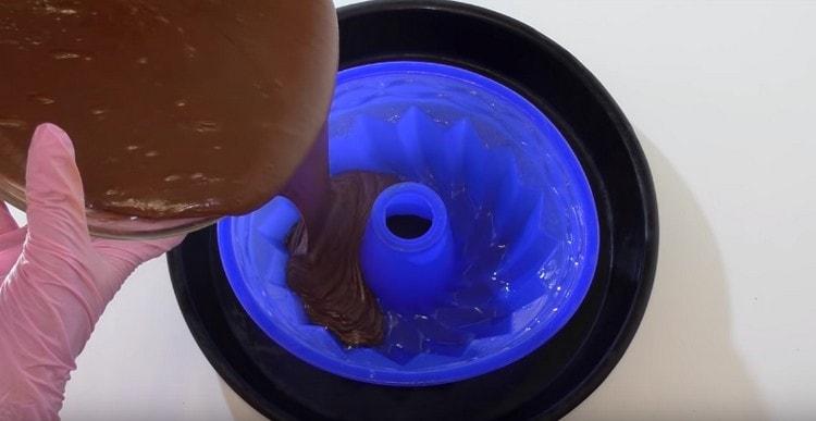 Hæld den færdige dej i en smurt form.