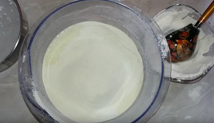 Добавете брашното към тестото на части.