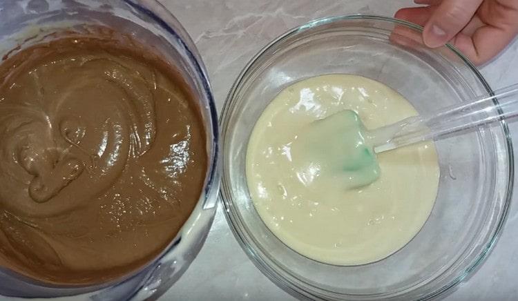 Разделяйки тестото наполовина, добавете какао на едно парче.