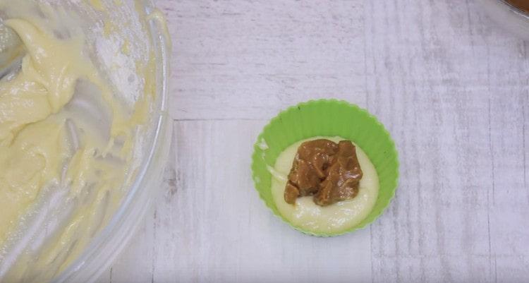 Поставете лъжица кондензирано мляко върху тестото.