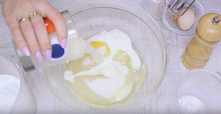 Въвеждаме мляко в масата.