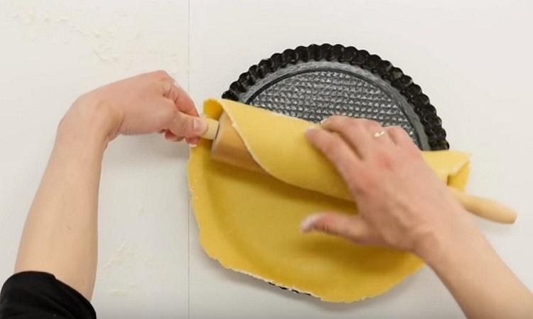 Inilipat namin ang kuwarta sa form.