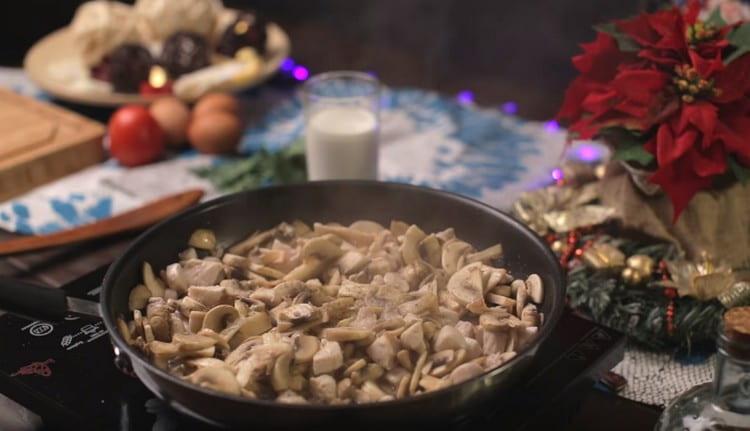 Adicione os cogumelos ao frango, frite juntos, sal, pimenta.