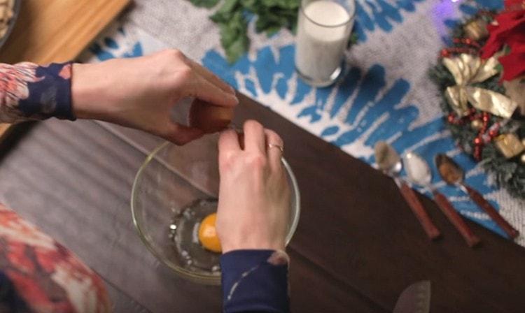 Bata os ovos com um batedor.