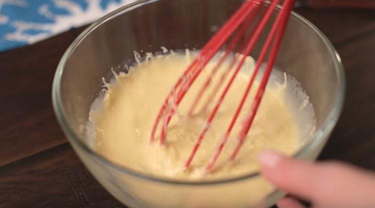 Adicione o queijo ralado.