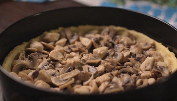 Coloque o recheio na massa.