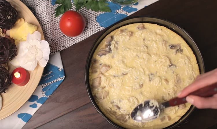 Despeje o recheio de creme sobre o recheio.