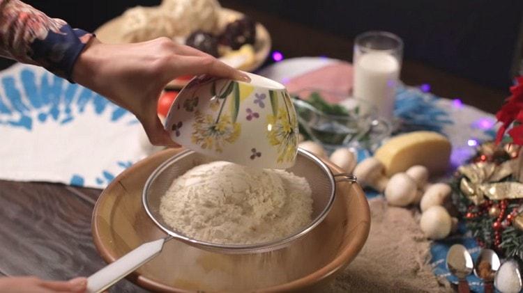 Peneire a farinha com a manteiga.