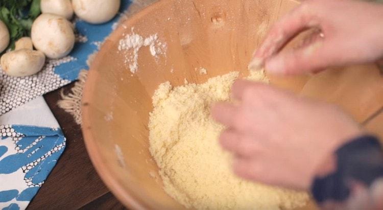 Moa a manteiga e a farinha em migalhas.