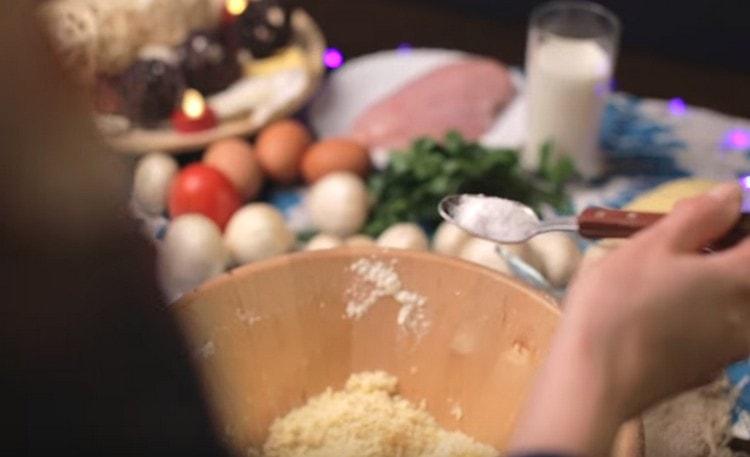 Adicione o ovo, sal.