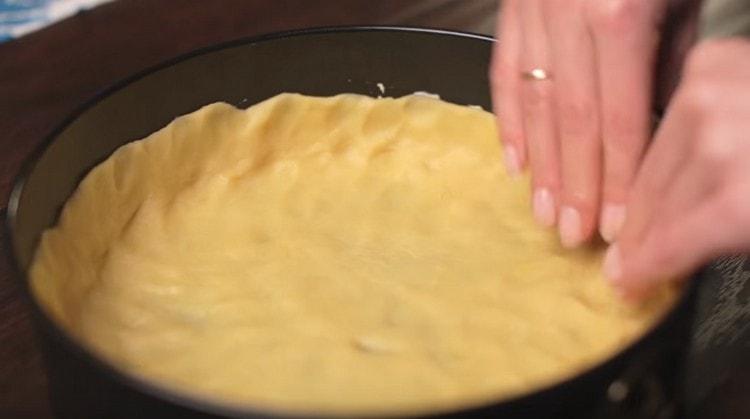 A partir da massa, formamos a base da torta de forma destacável.