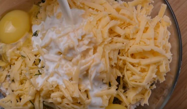 Adăugați oul și smântâna în umplutură.