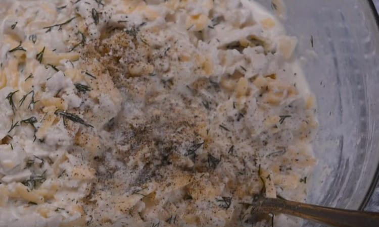 Sare, piper și amestecă umplutura pentru quiche.