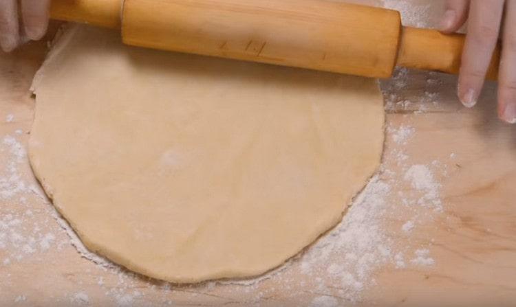 Rulează aluatul.