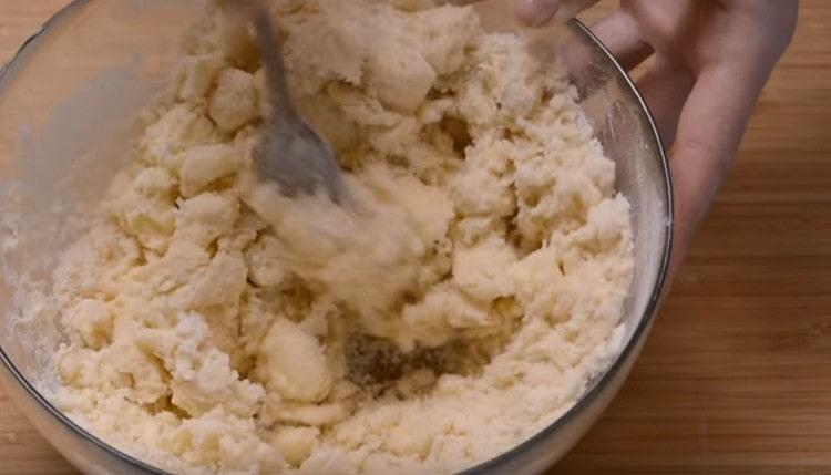 Se macină masa în firimituri.