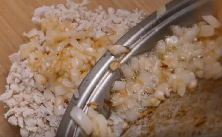 Trecem ceapa prăjită la pui.