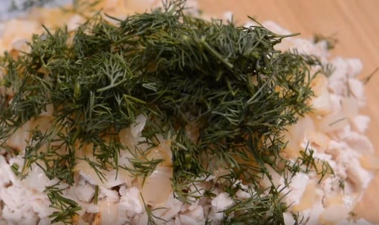 Adăugați mărar tocat la umplutură.