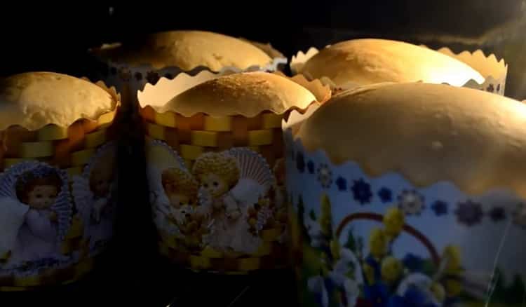 Pour faire un gâteau de Pâques classique avec une recette simple, préchauffez le four